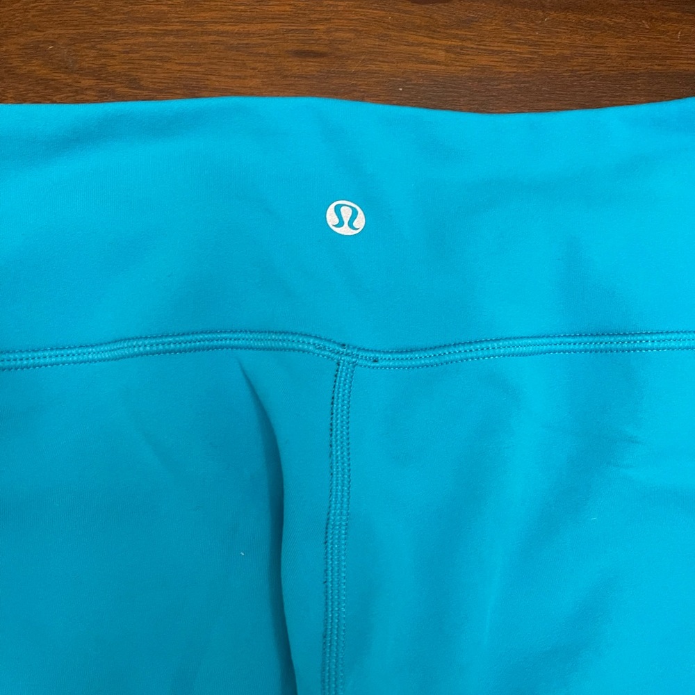 LuluLemon Reversible Blue Capri Leggings Size 8 - Picture 3 of 6